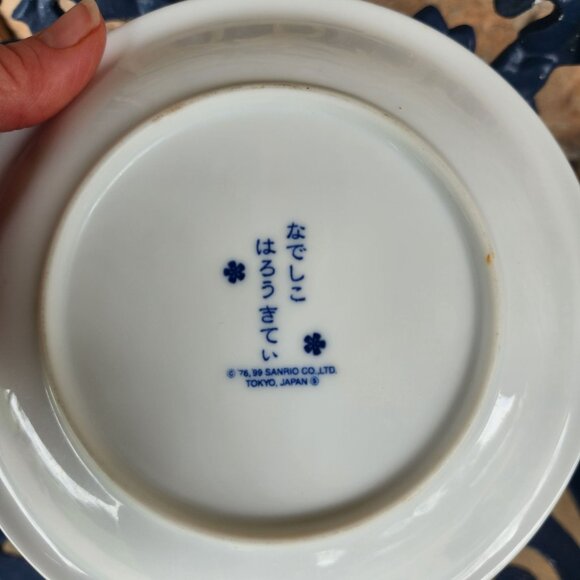 1999 Hello Kitty Ceramic Plate with Floral Design 6" x 6" - Picture 3 of 3